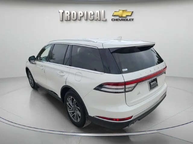 Used 2022  Lincoln Standard image 3