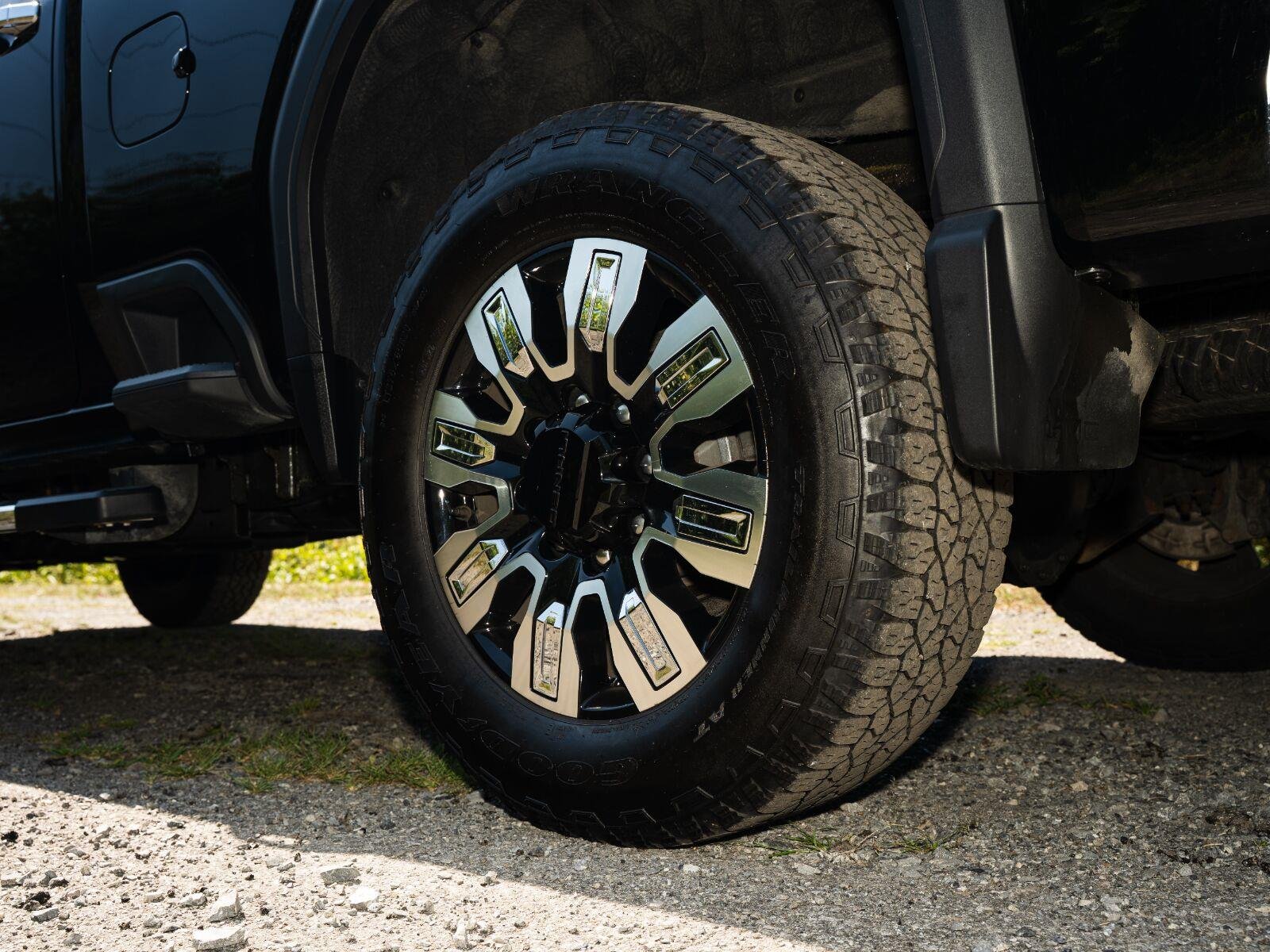 Used 2025 Onyx Black GMC Denali image 21