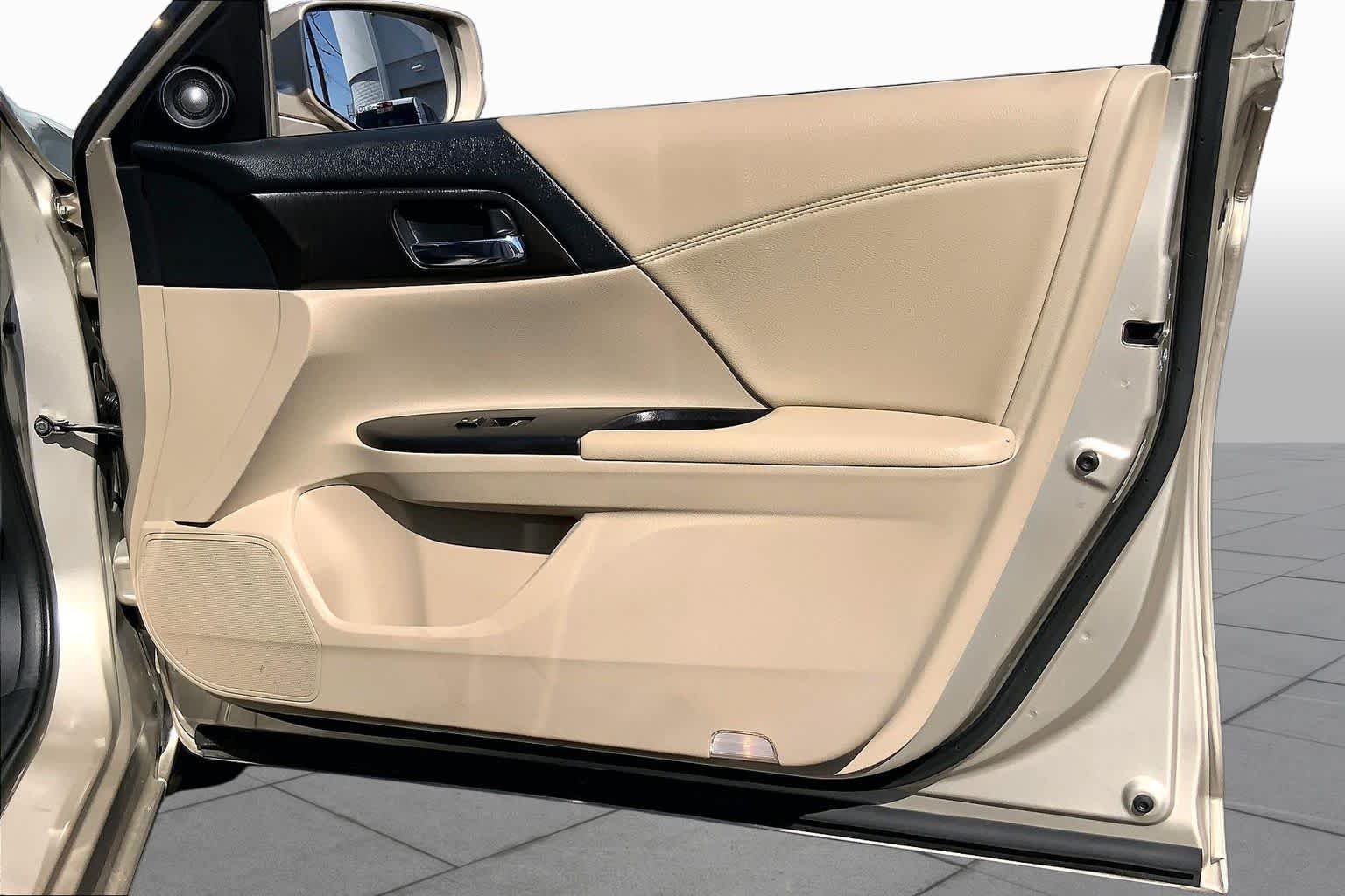 Used 2014 Alabaster Silver Metallic Honda EX-L image 19