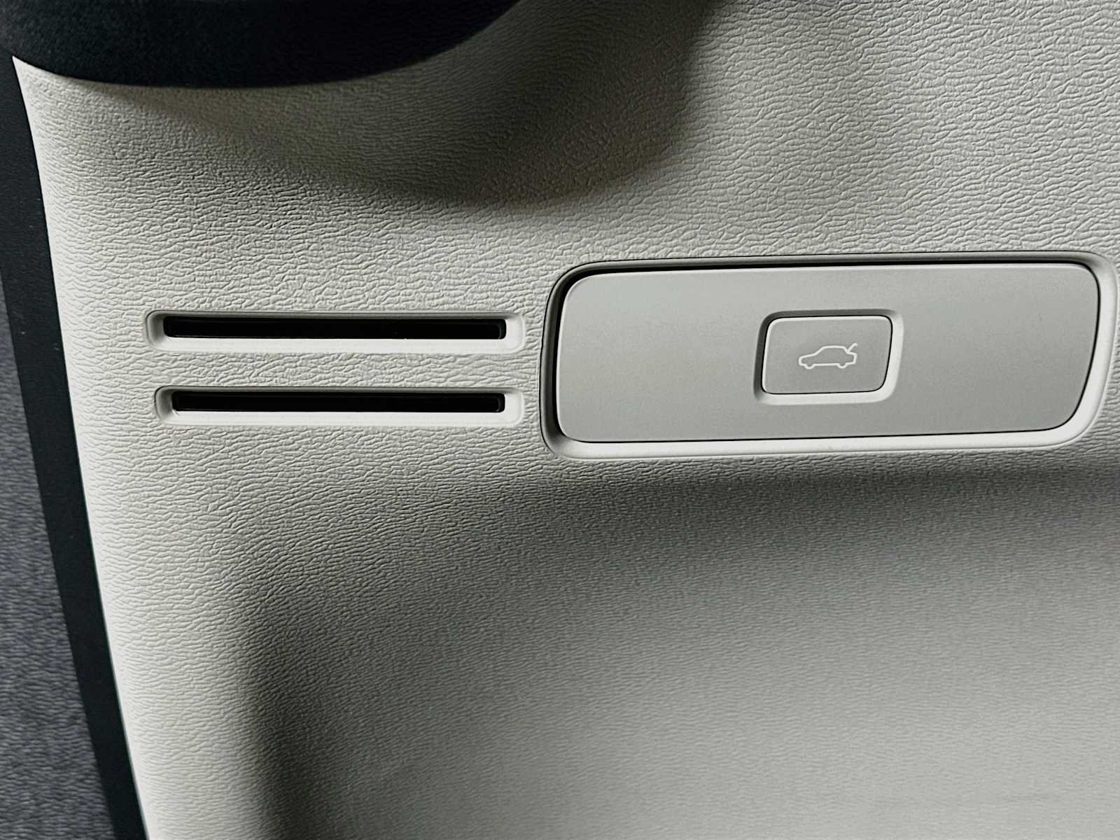 2026 Volvo XC40 Ultra - Photo 10