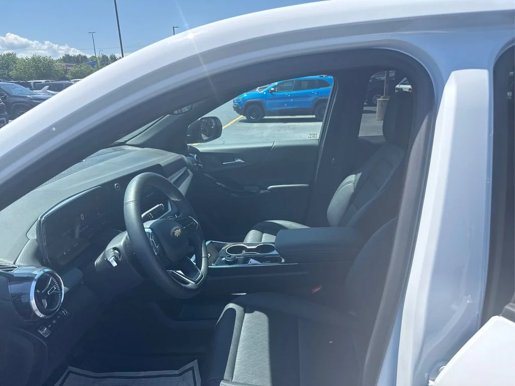 Used 2026 Summit White Chevrolet LT image 19
