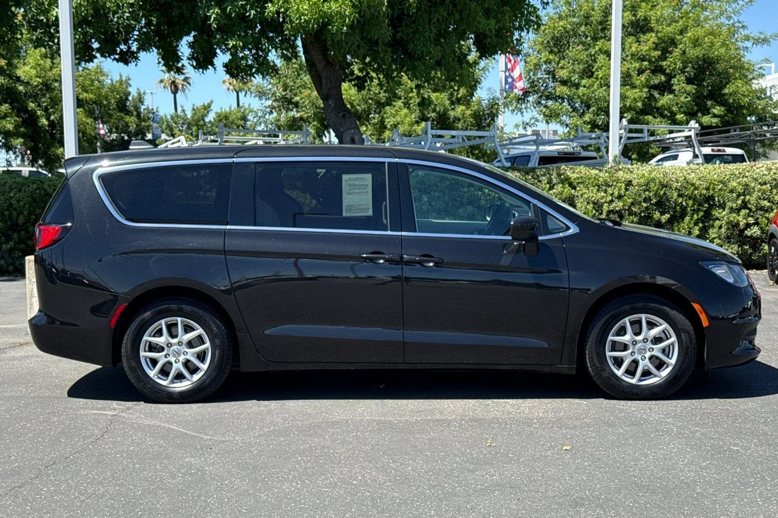 Used 2022 Brilliant Black Crystal Pearlcoat Chrysler LX image 3