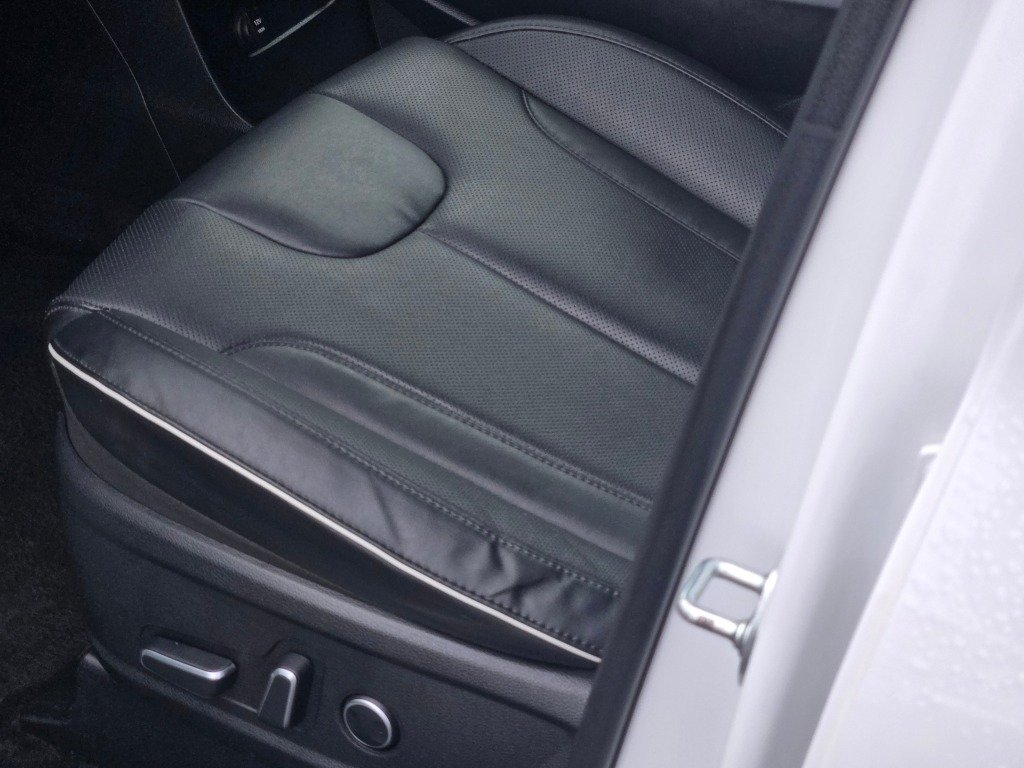 Used 2025 White Hyundai SEL image 25