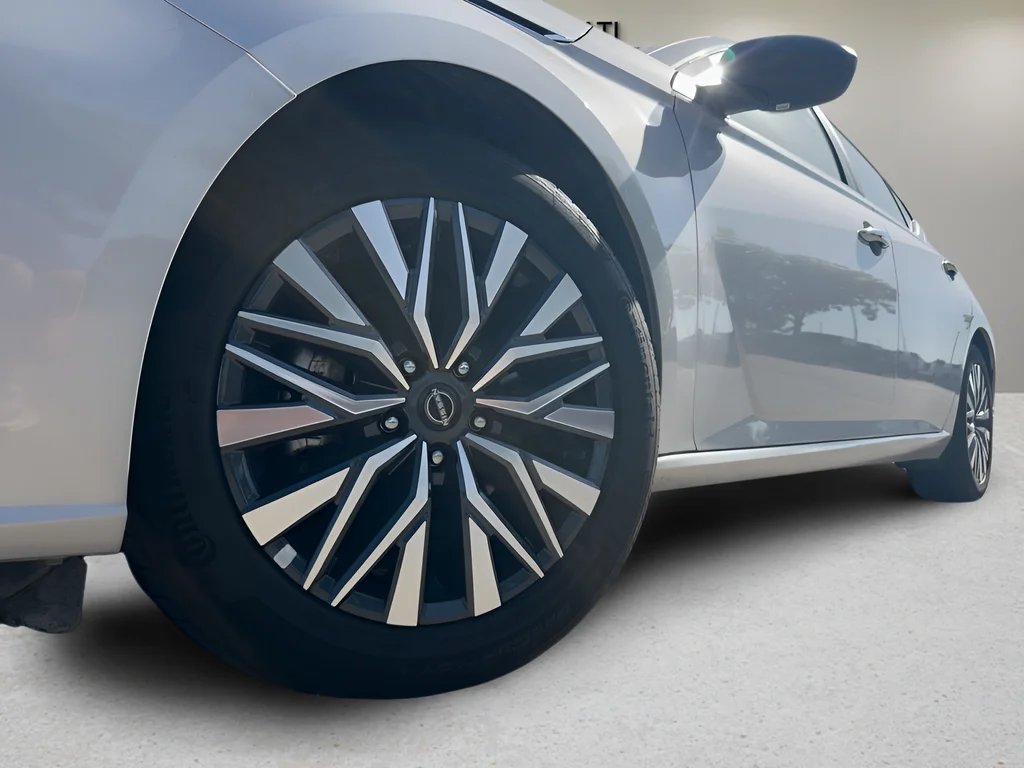 Used 2025 Silver Nissan 2.5 SV image 27