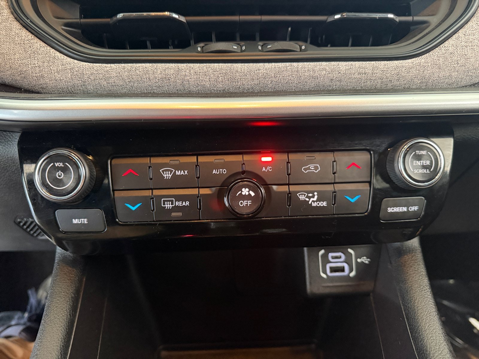 Used 2023 Diamond Black Crystal Pearlcoat Jeep Latitude image 22