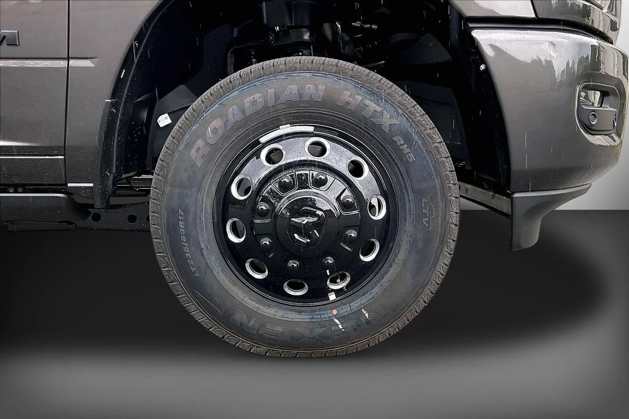 New 2026 Granite Crystal Metallic Clear-Coat Exterior Paint RAM Laramie image 30