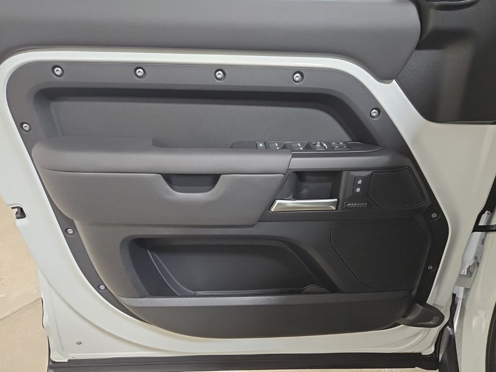 New 2026 Fuji White Land Rover X-Dynamic SE image 21