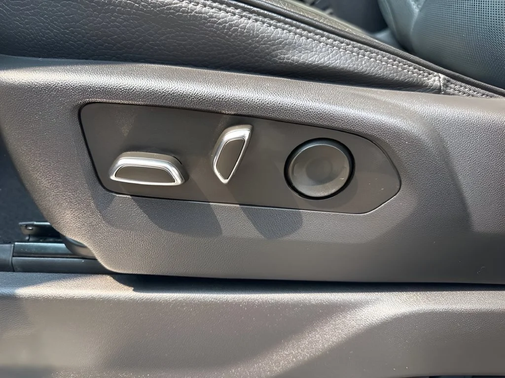 Used 2022 White Frost Tricoat GMC Denali image 10