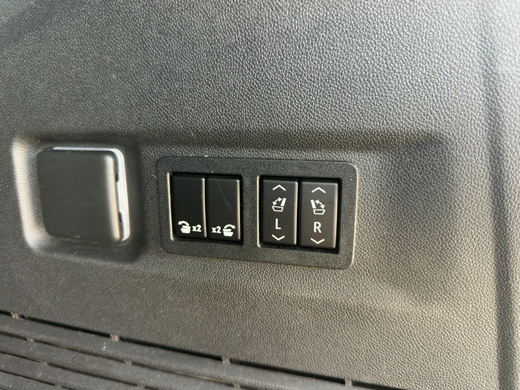 Used 2021 White Frost Tricoat GMC Denali image 23
