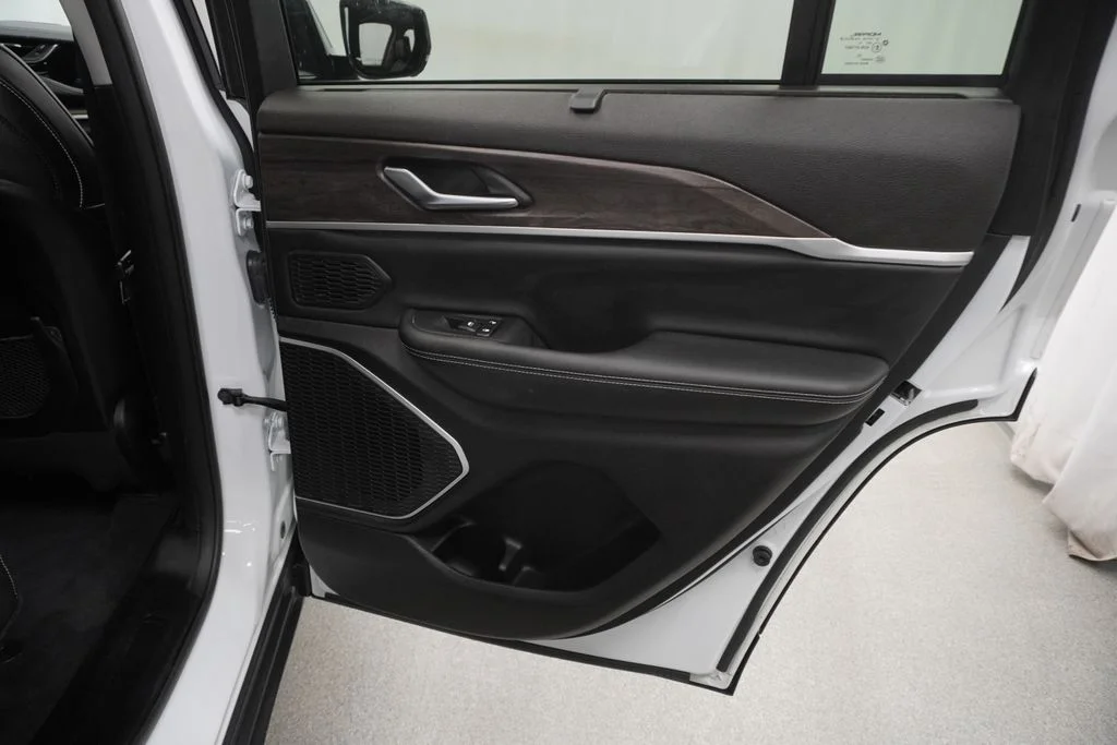 Used 2022 White Jeep 4xe image 49