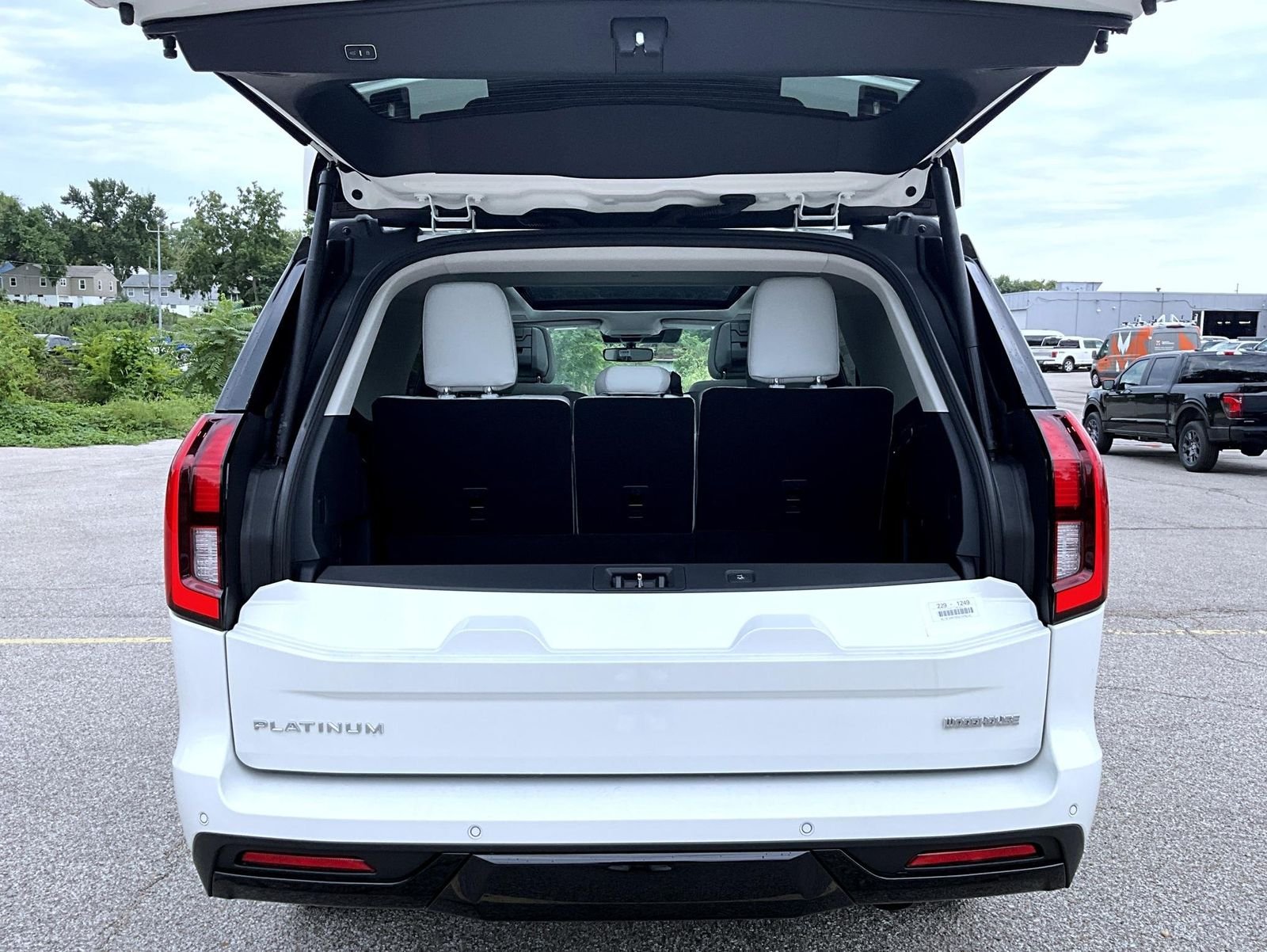 New 2027 Star White Metallic Tri-Coat Ford Platinum image 9