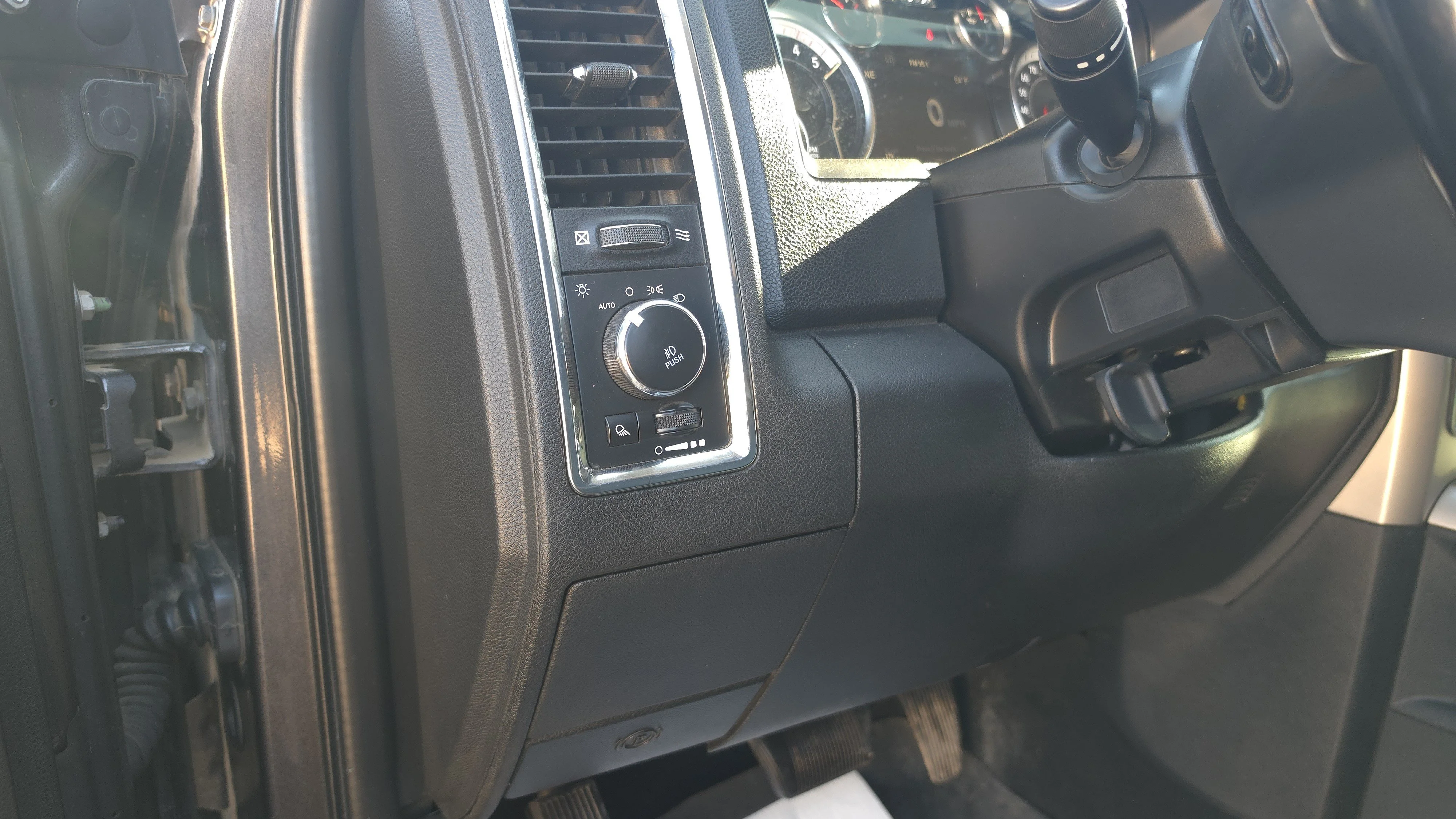 Used 2018 Granite Crystal Metallic Clearcoat Ram Laramie image 10