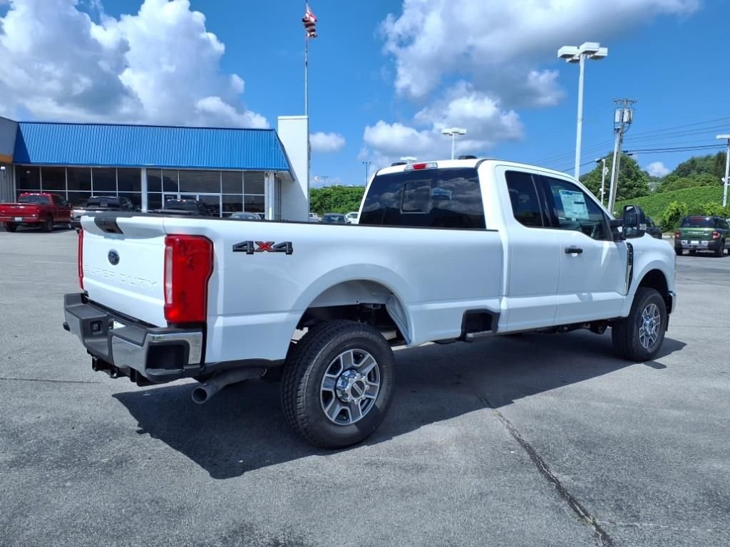 2025 Ford F-350 Super Duty XLT - Photo 14