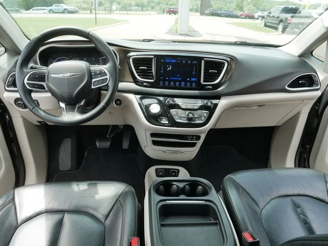 Used 2017 Silver Chrysler Premium image 25