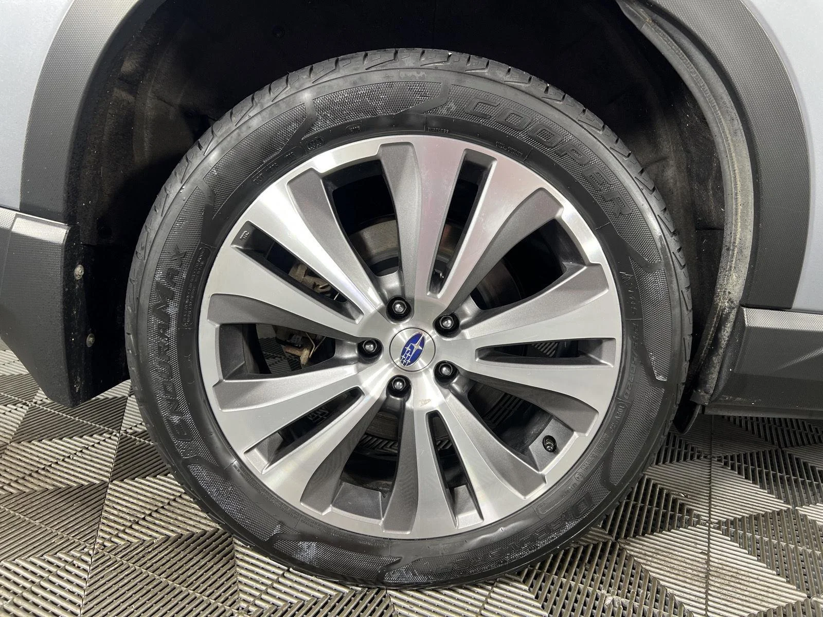 Used 2020 Ice Silver Metallic Subaru Limited image 24