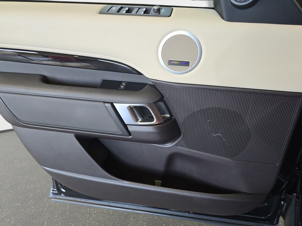 Used 2018 Black Land Rover SE image 30
