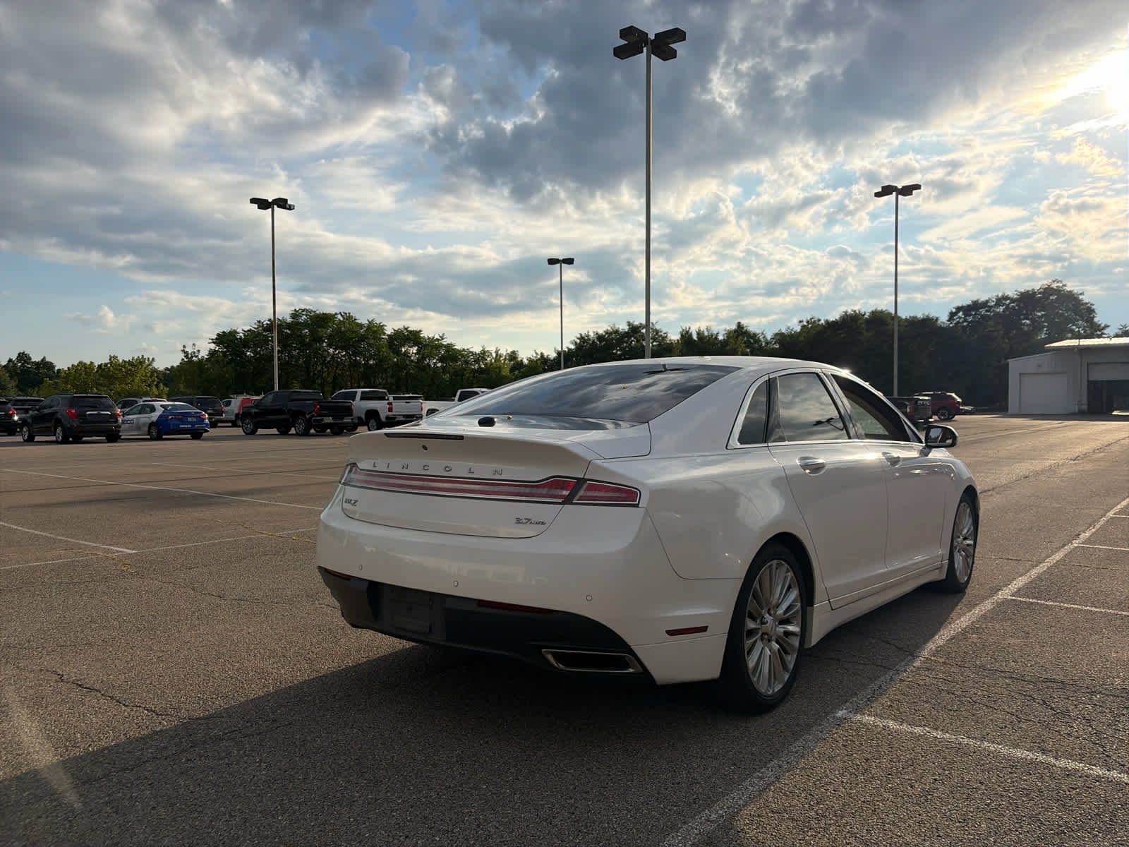 Used 2015 White Platinum Metallic Tri-Coat Lincoln  image 2