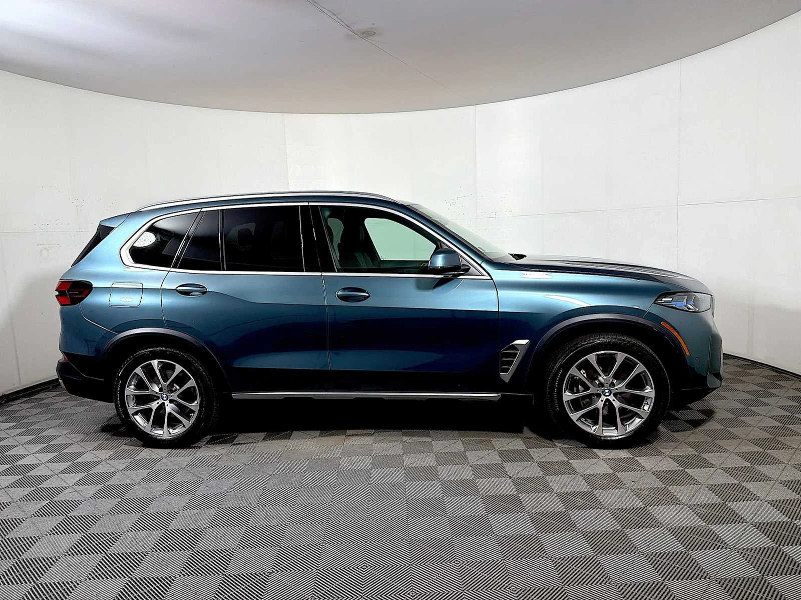 Used 2024 Blue Ridge Mountain Metallic BMW xDrive40i image 7