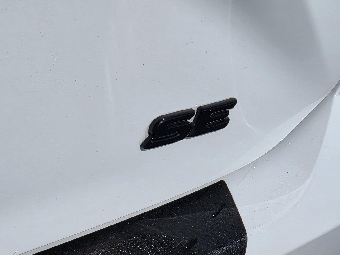 Used 2025 Ice Cap Toyota SE image 32