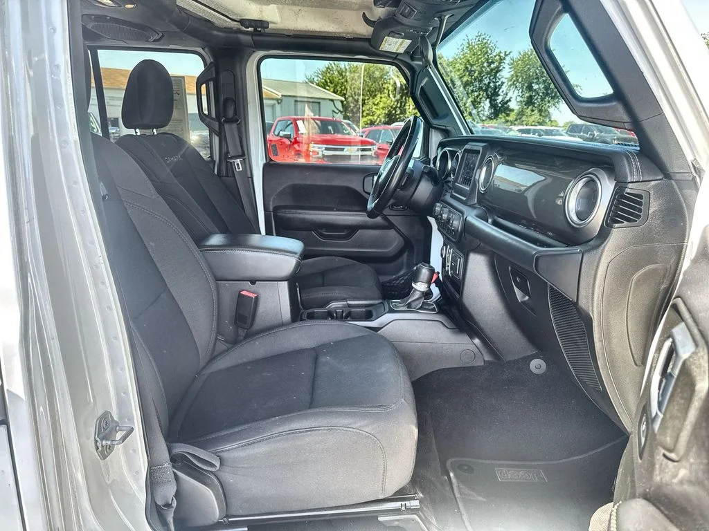 Used 2020 White Jeep Unlimited Sahara image 23