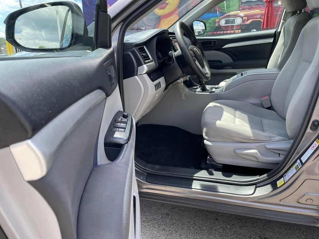 Used 2018 Gray Toyota LE image 14