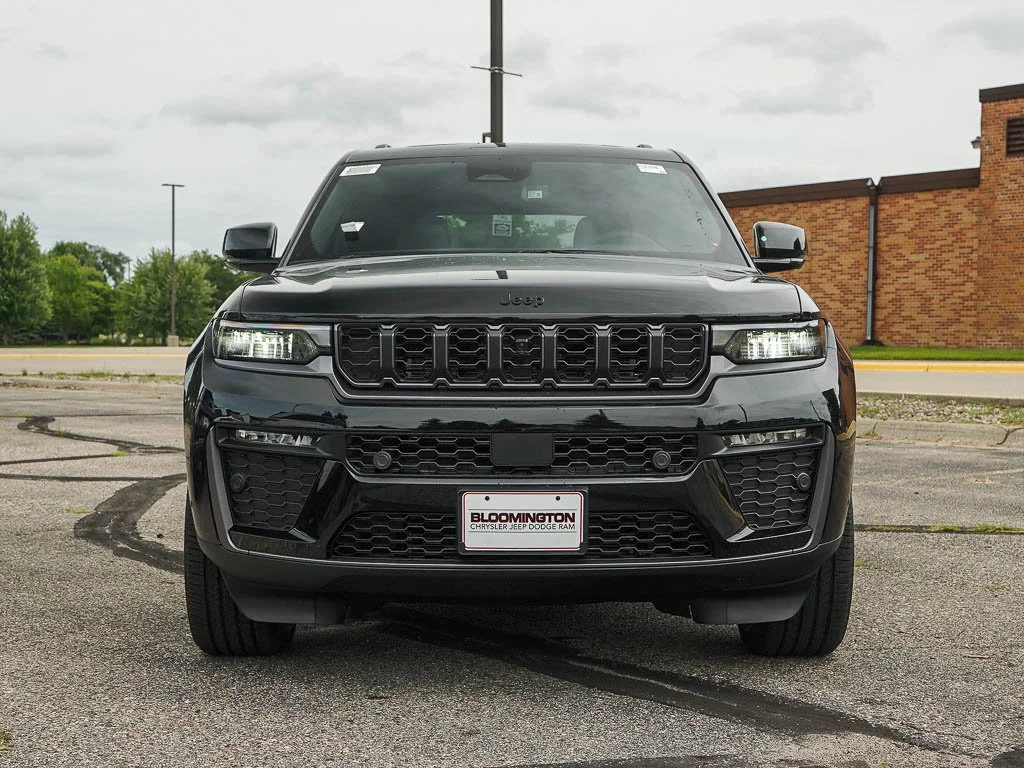 New 2026 Diamond Black Crystal Pearlcoat Jeep Limited image 2