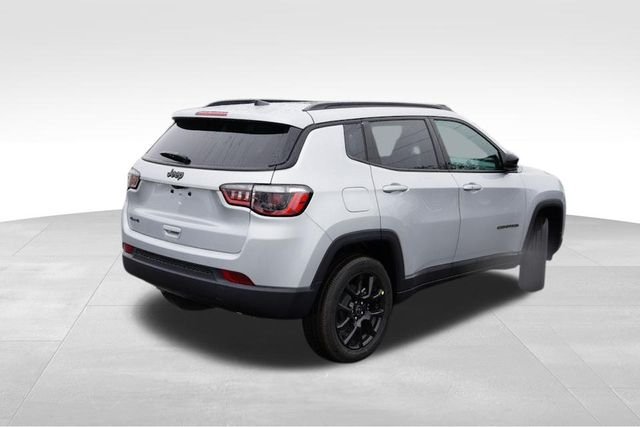 New 2025 Silver Zynith Metallic Clear-Coat Exterior Paint Jeep Altitude Special Edition image 3