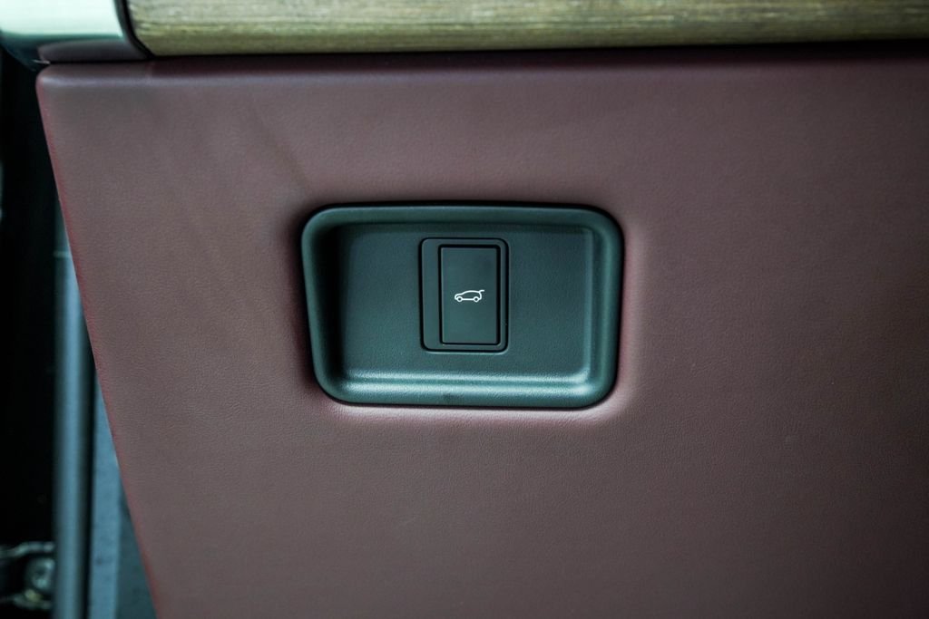 Used 2024 Black Land Rover SE image 41