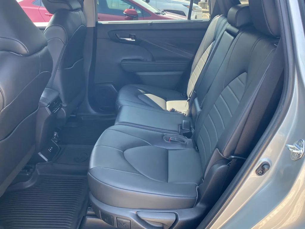Used 2022 Silver Toyota XLE image 8