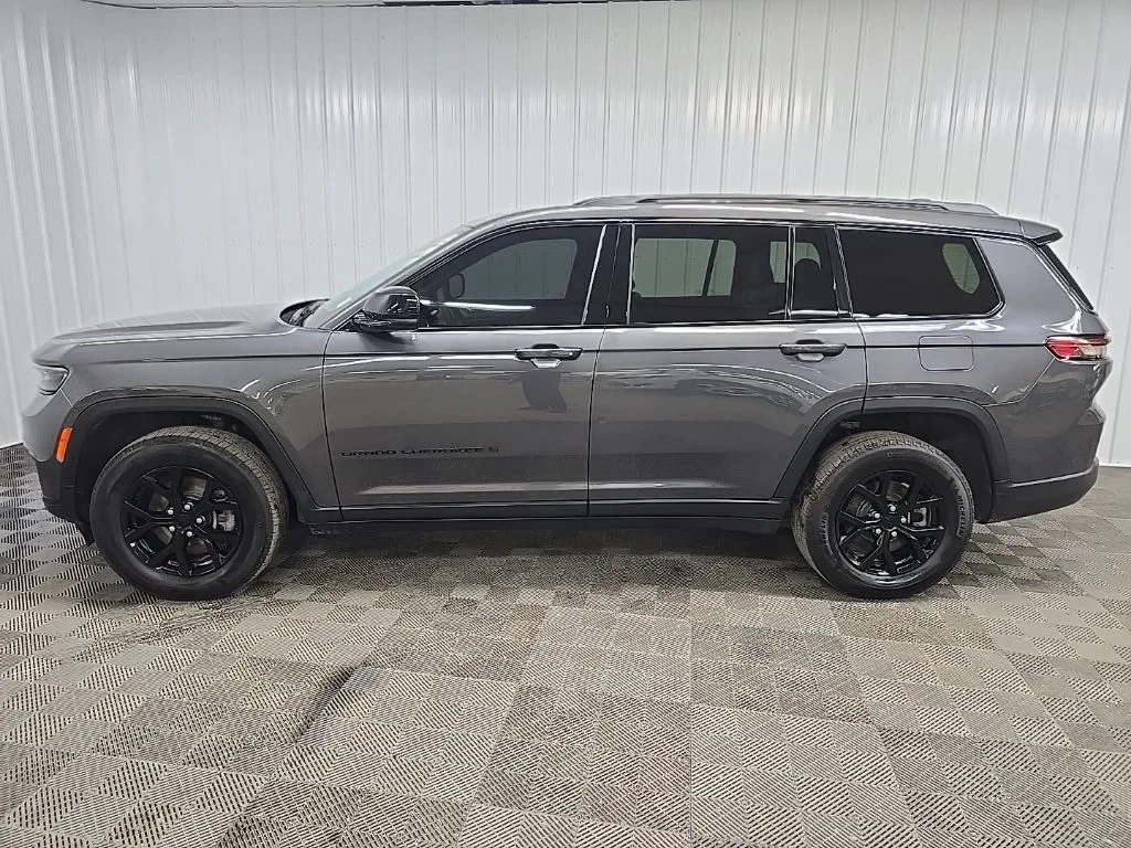 Used 2024 Gray Jeep Altitude image 5