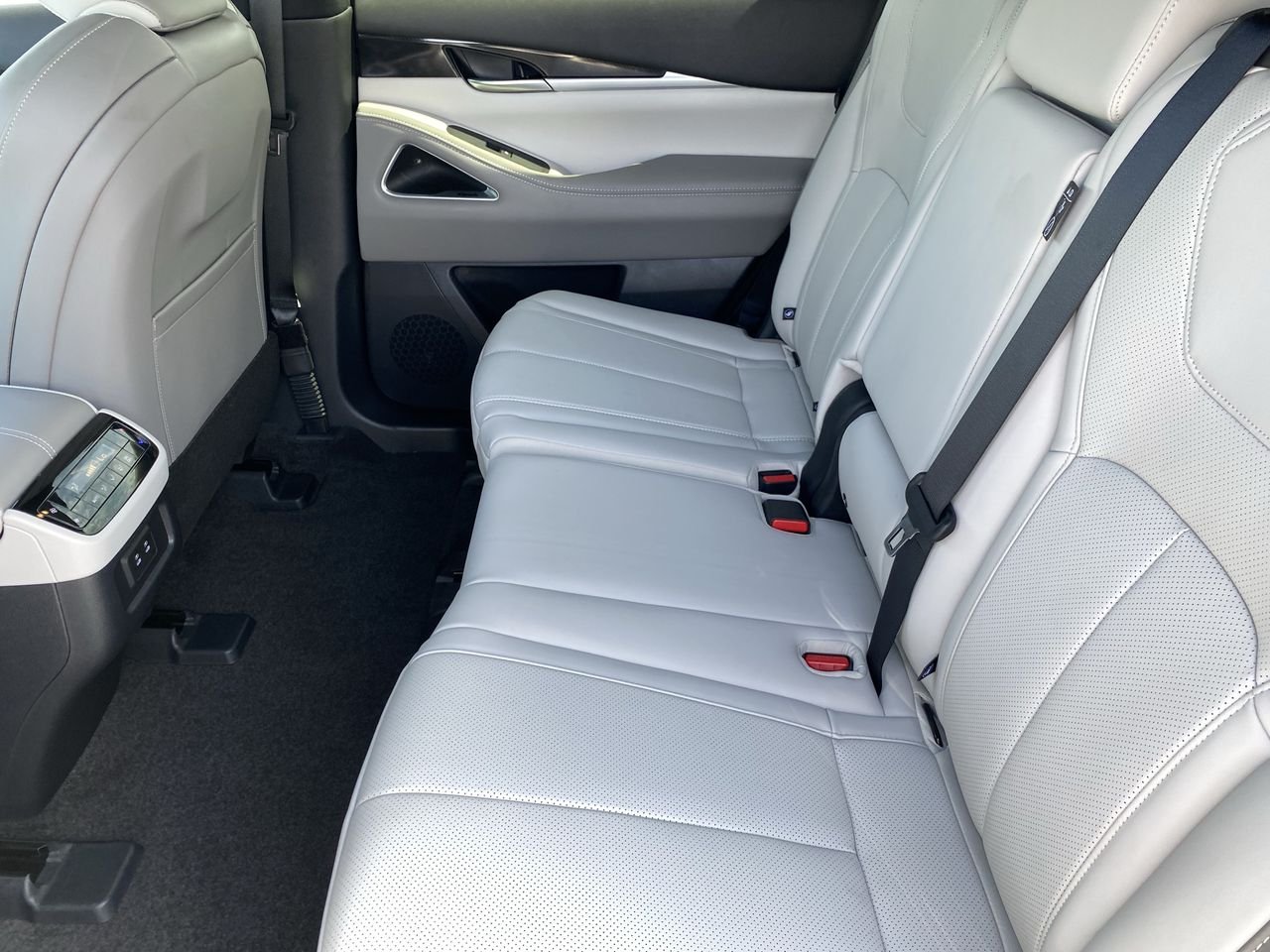 New 2027 2T RAD WHT INFINITI SPORT image 14