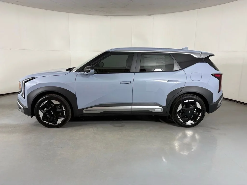 New 2027 Pale Gray Kia S image 5
