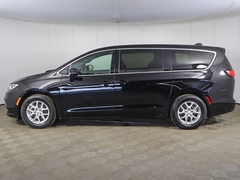 2025 Chrysler Pacifica Select - Photo 14