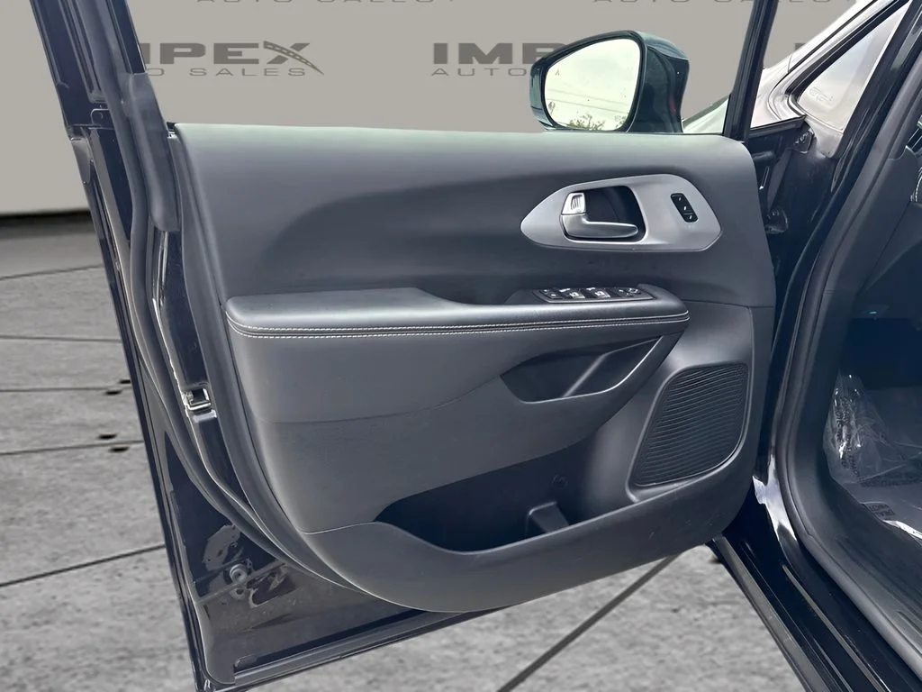 Used 2025 Black Chrysler Limited image 20