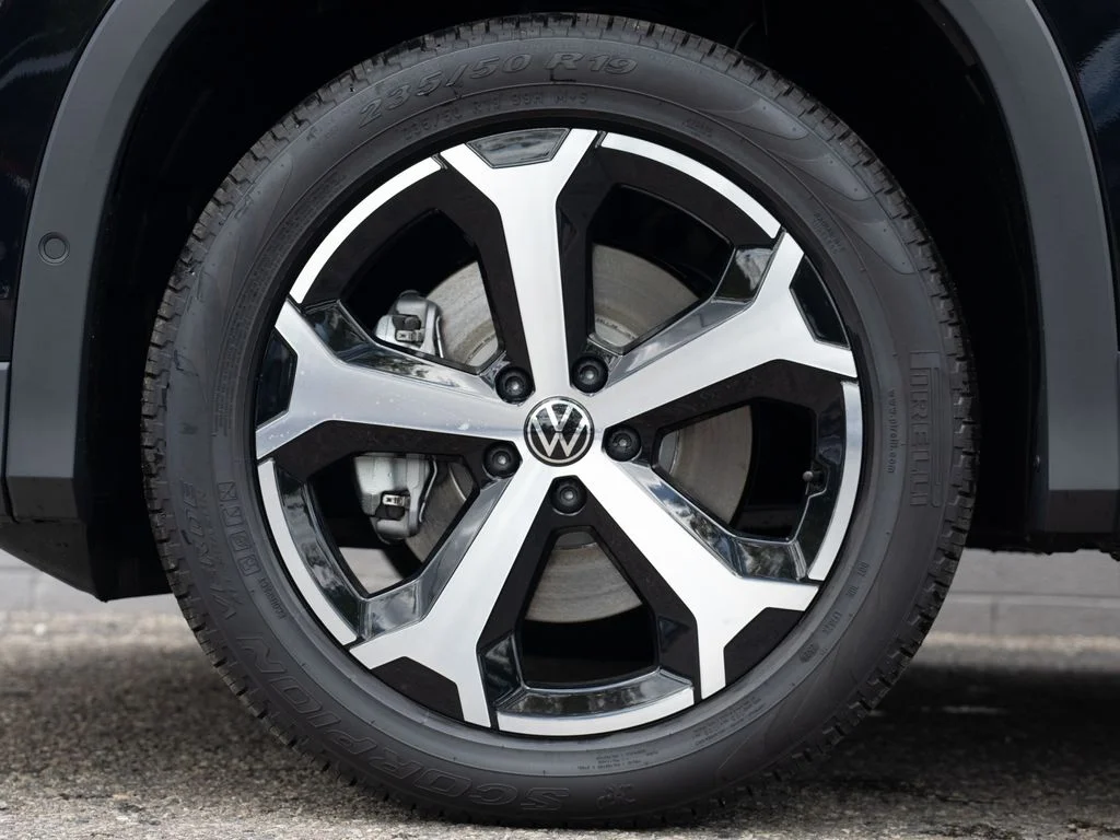 New 2026 Deep Black Pearl Volkswagen 2.0T SE image 13