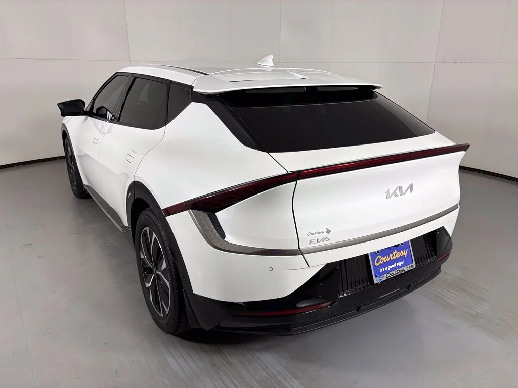 Used 2022 White Kia Wind image 6