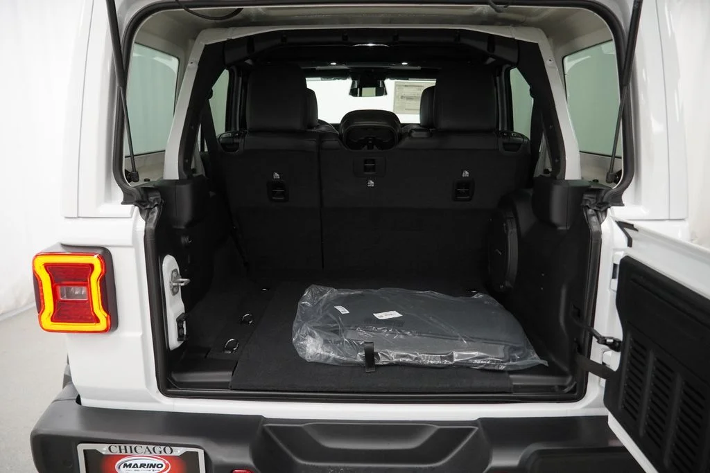 New 2026 Bright White Clear-Coat Exterior Paint Jeep Sahara image 31