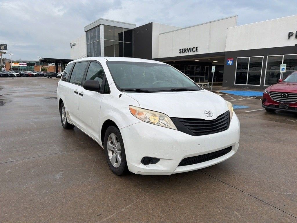 2013 Toyota Sienna L V6 7-Passenger's photo