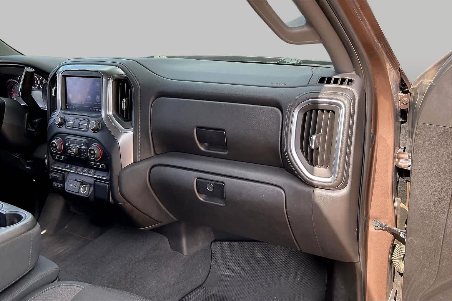 Used 2019 Oakwood Metallic Chevrolet LT image 18