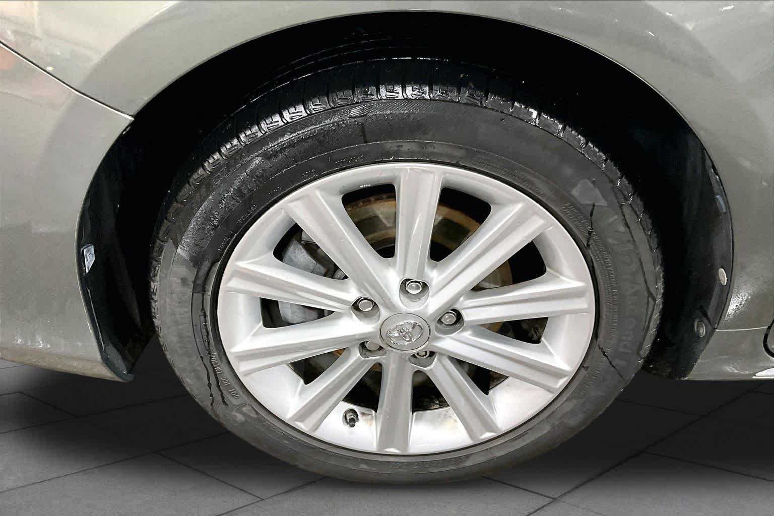 Used 2014 Cypress Pearl Toyota XLE image 11