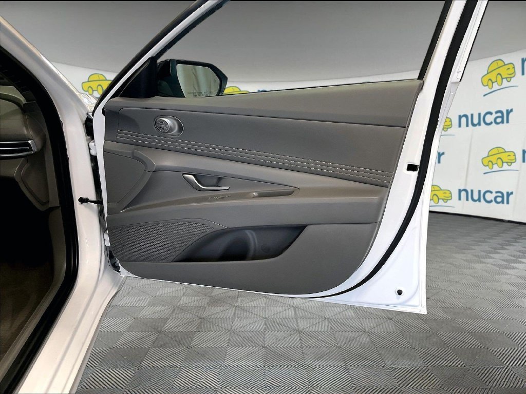Used 2025 White Hyundai SEL Sport image 12