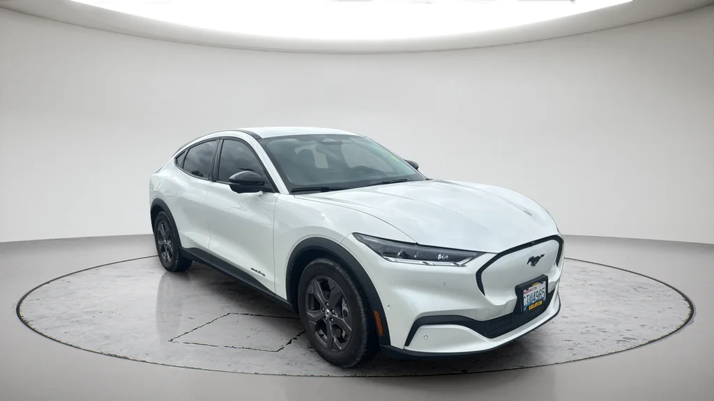 Used 2023 White Ford Select image 1