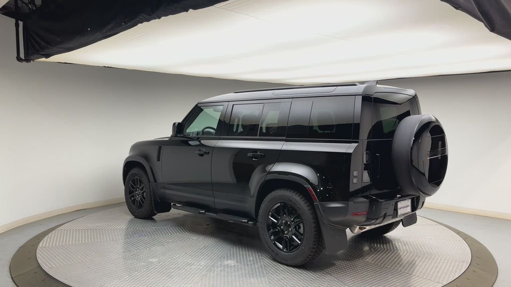 New 2026 Santorini Black Metallic Land Rover S image 4