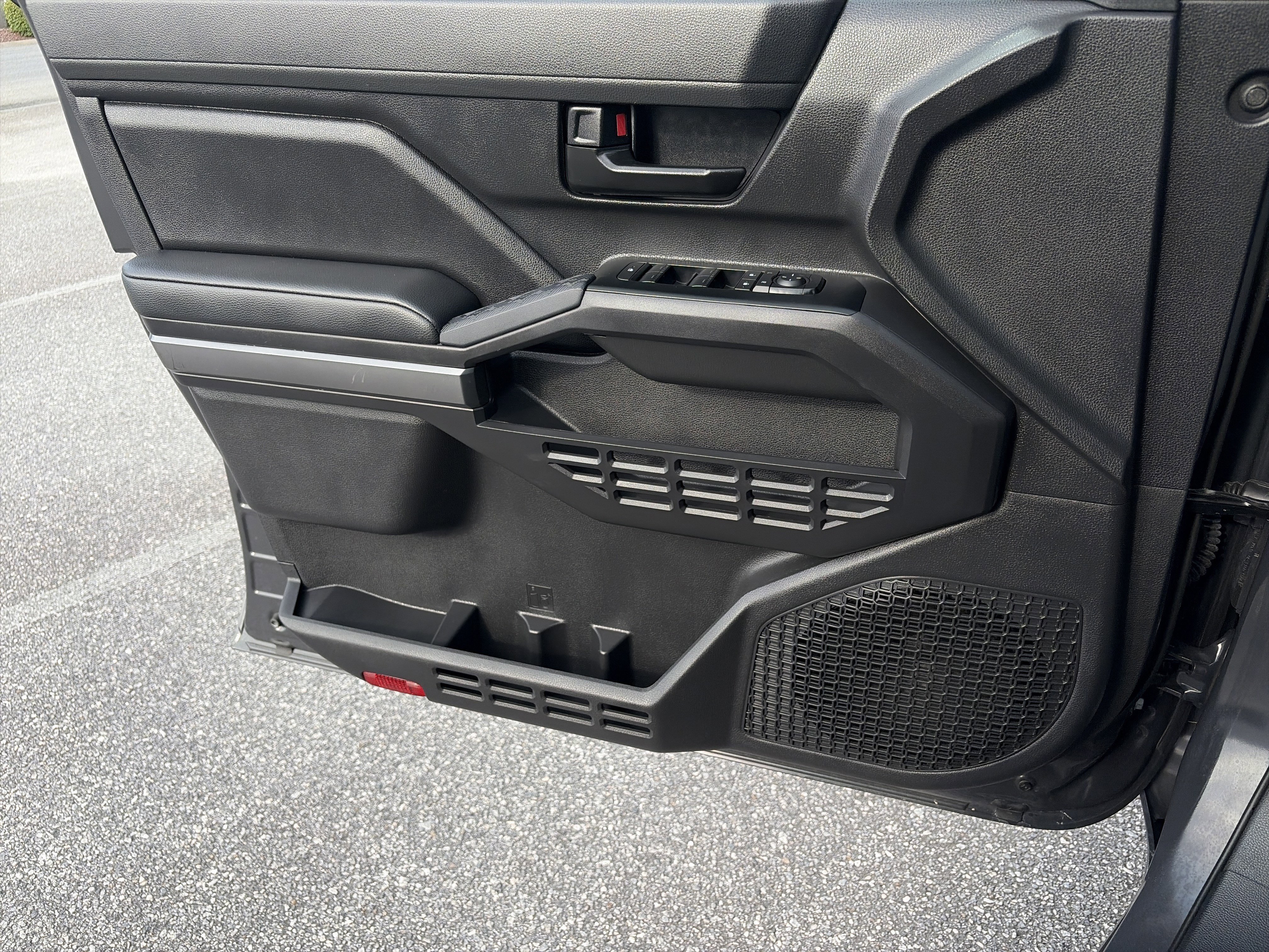 2025 Toyota Tacoma SR5 - Photo 15