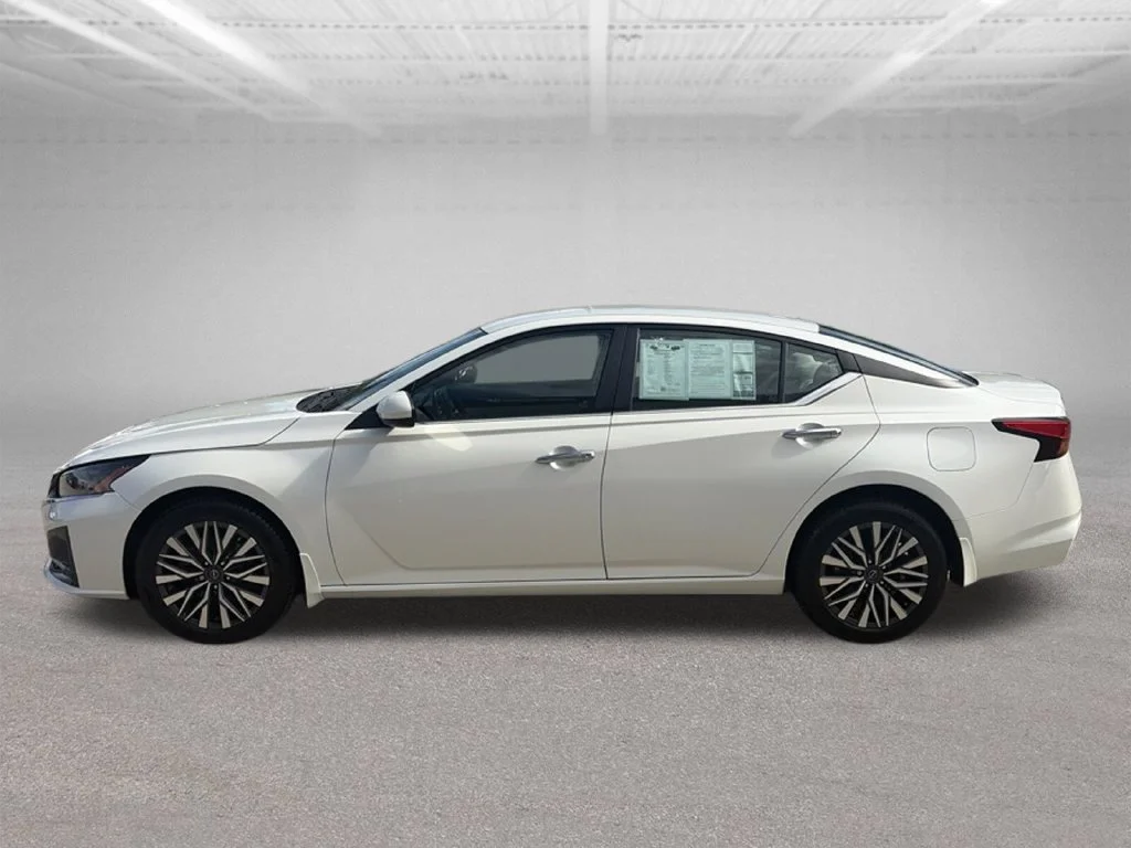 Used 2023 White Nissan 2.5 SV image 2