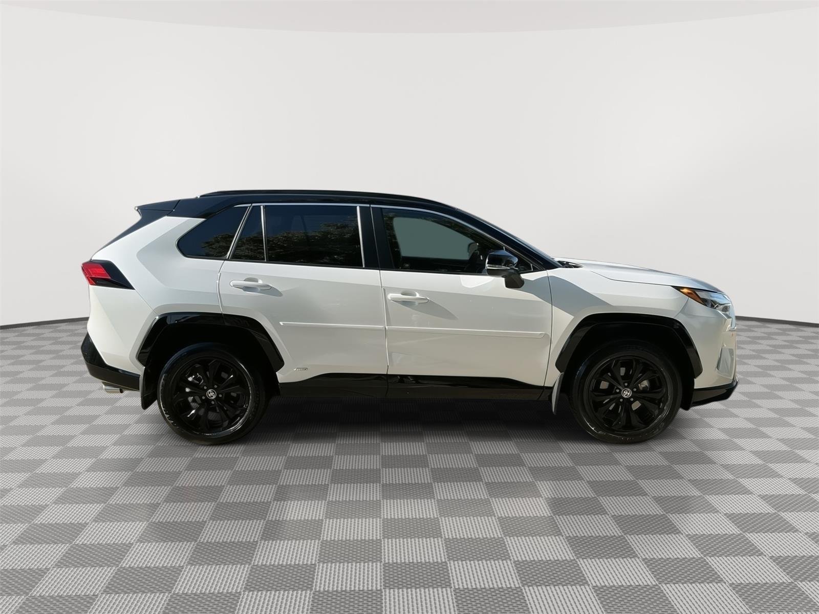 Used 2023 Wind Chill Pearl w/Midnight Black Metallic Roof TOYOTA XSE image 27
