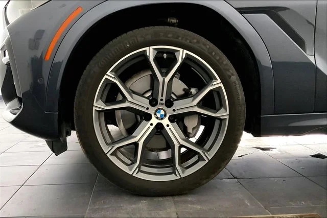 Used 2021 Arctic Grey Metallic BMW sDrive40i image 9