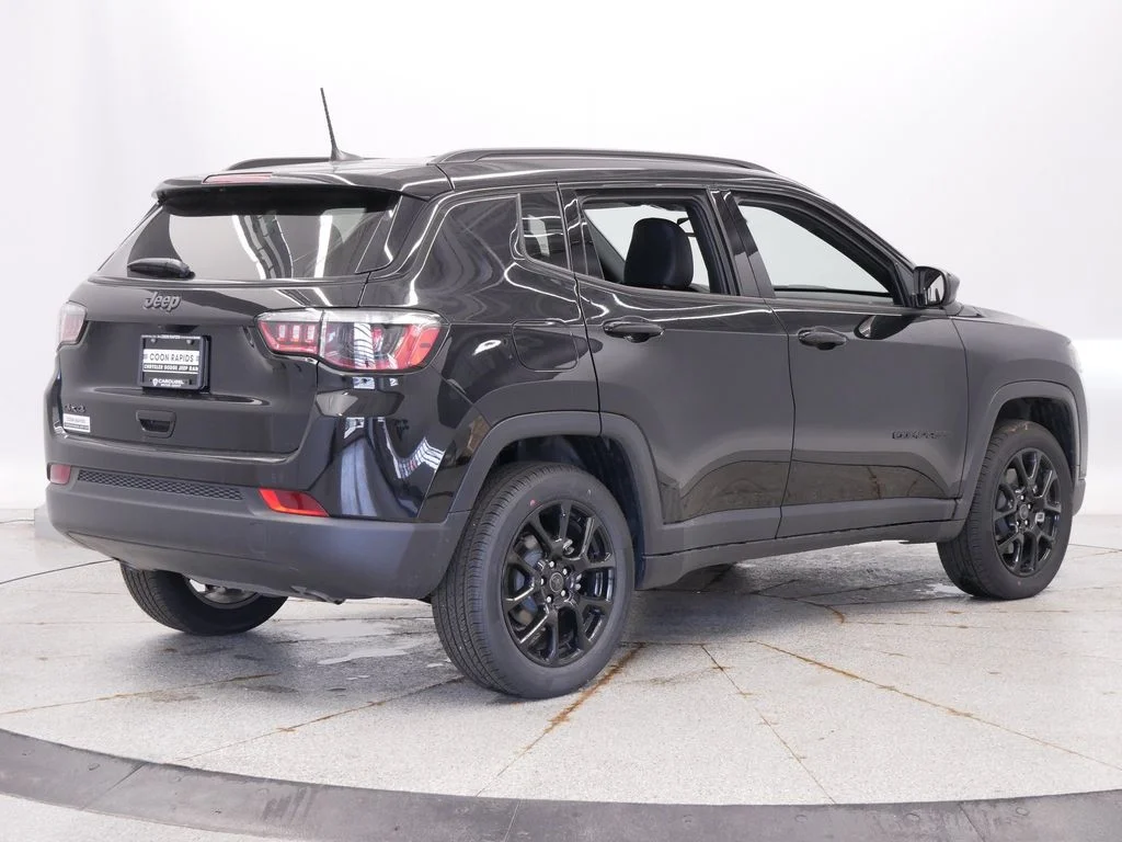 New 2026 Diamond Black Crystal Pearlcoat Jeep Latitude image 6