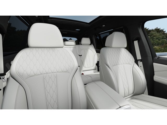New 2027 White BMW X7 40i image 11