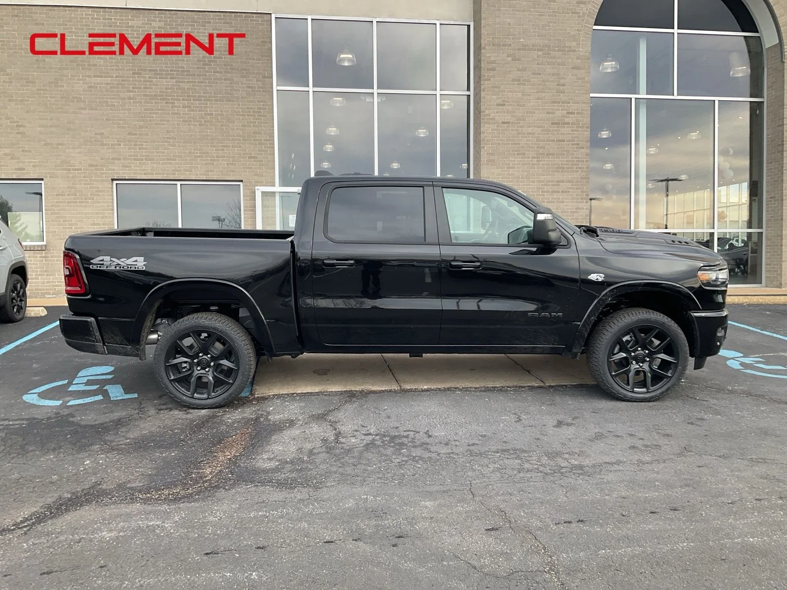 New 2026 Diamond Black Crystal Pearl-Coat Exterior Paint RAM Laramie image 4